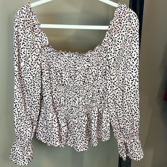 Who What Wear Women’s Size Medium Off The Shoulder Smocked Pink/Black Leaf Top - Picture 2 of 6